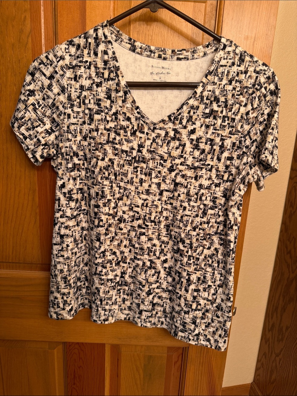 Studio Works Black and White Short Sleeve V-Neck Tee